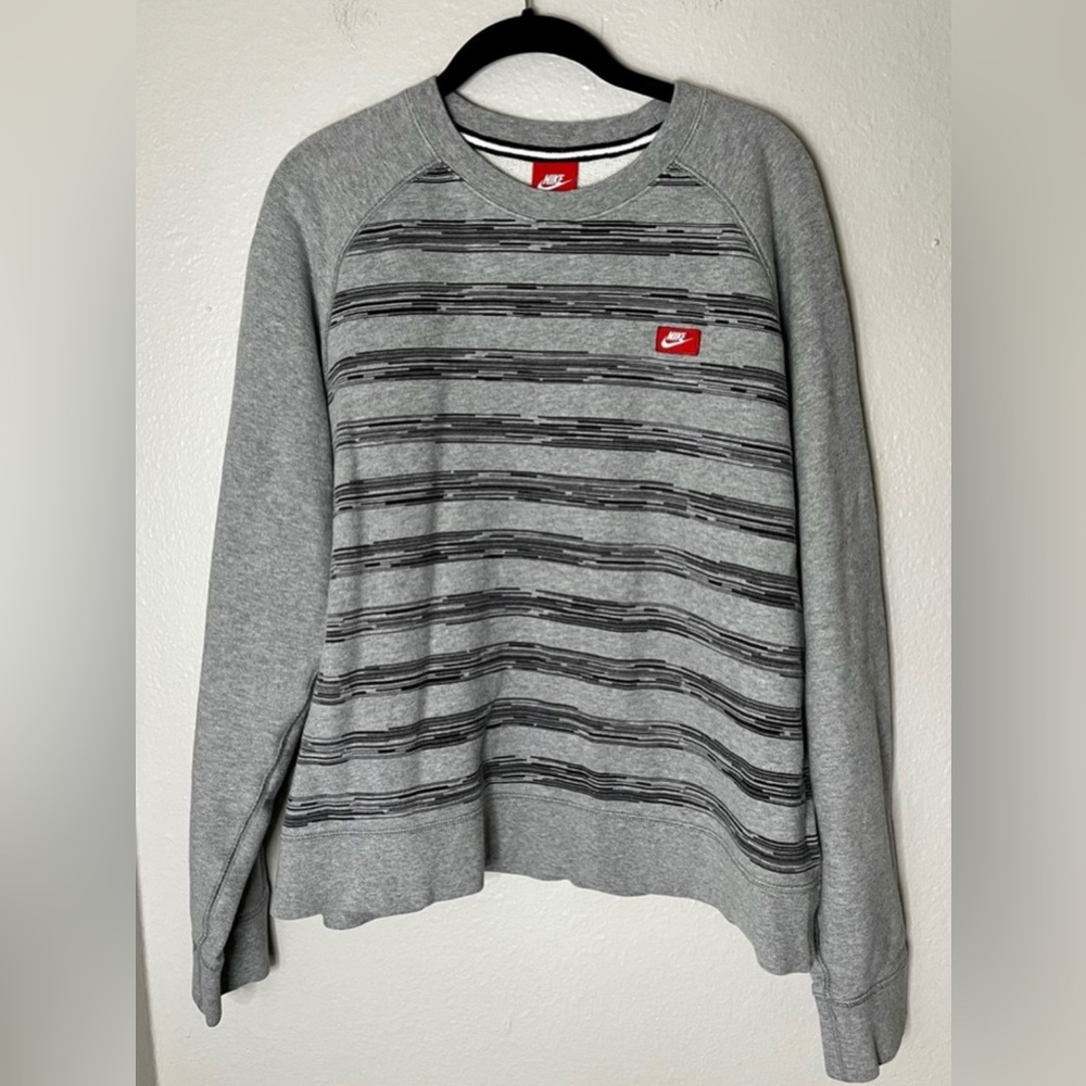 Vintage Nike Men’s Gray Crewneck Size XL fits like a medium